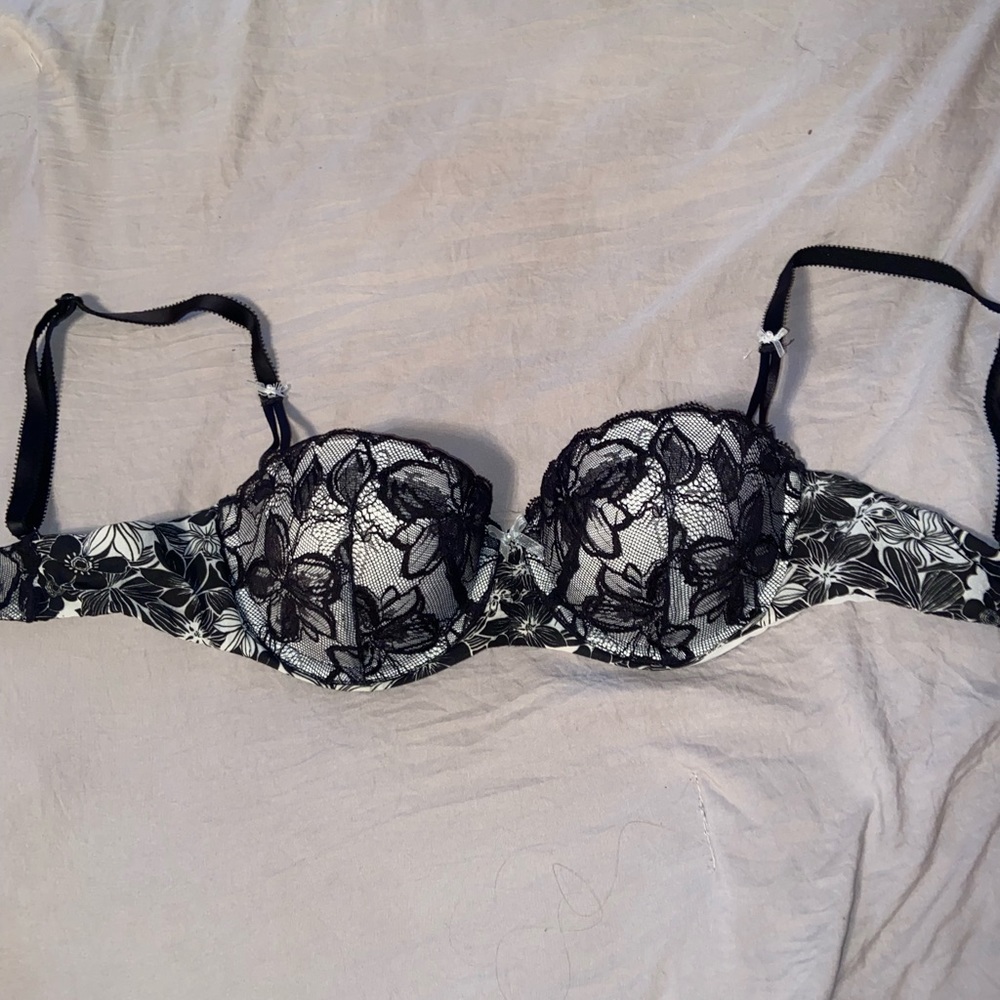 Size 32C Victoria’s Secret Laced Push-Up Bra